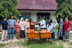 PTPN IV Regional 4 Jambi-Sumbar Bantu 30 Set Meja Kursi ke Sekolah 