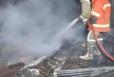 Diduga Akibat Korsleting Listrik, Satu Unit Rumah Warga Tangkit Ludes Terbakar 