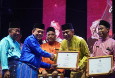 HUT ke-69 Jambi, Gubernur Al Haris Serahkan Penghargaan Kepada Maestro Seni dan Warisan Budaya 