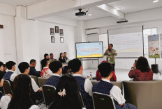 Danamon beserta OJK mengadakan program literasi keuangan di Sekolah Suria Harapan School, Jambi