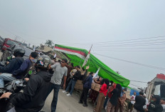 Protes Aktivitas Tambang Pasir, Warga Tutup Jalan Lintas Timur di Penyengat Olak 