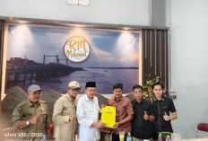 CE Serahkan SK Kepengurusan ke Ketua DPD II Tanjabbar Syufrayogi, Jadi Yang Perdana se-Jambi Pasca Musda