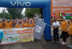 Staf Ahli Hendri Widodo Lepas Ratusan Peserta Jalan Santai Satu Dekade RS Raudhah