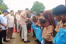 Bupati M Syukur Salurkan Perlengkapan Sekolah Gratis di Pamenang