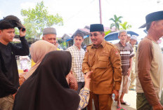 Bupati Anwar Sadat Kembali Serahkan Bantuan Kebakaran Teluk Nilau