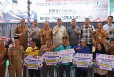 Pemkab Merangin Bersama DPRD dan DPR RI Serahkan Bantuan Traktor Roda Empat untuk Lima Kelompok Tani