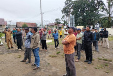 Panas! Warga Sungai Bengkal Kepung Kantor Camat, Tolak Klaim Wilayah Teluk Rendah Pasar