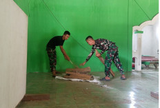 Semangat Gotong Royong, Anggota Satgas TMMD ke 127 Perbaiki Rumah Ibadah