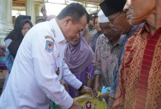 Gubernur Al Haris Tinjau dan Berikan Bantuan Korban Terdampak Banjir Kabupaten Sarolangun 