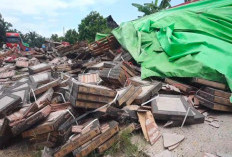 Truk Trailer Siba Surya Terguling di Lintas Timur, Bahan Keramik Berhamburan